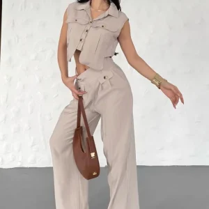 Ensemble pantalon style cargo et top boutonné