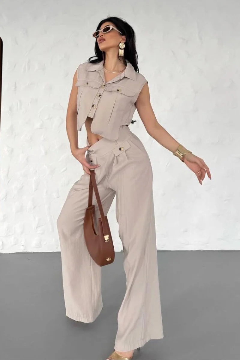 Ensemble pantalon style cargo et top boutonné