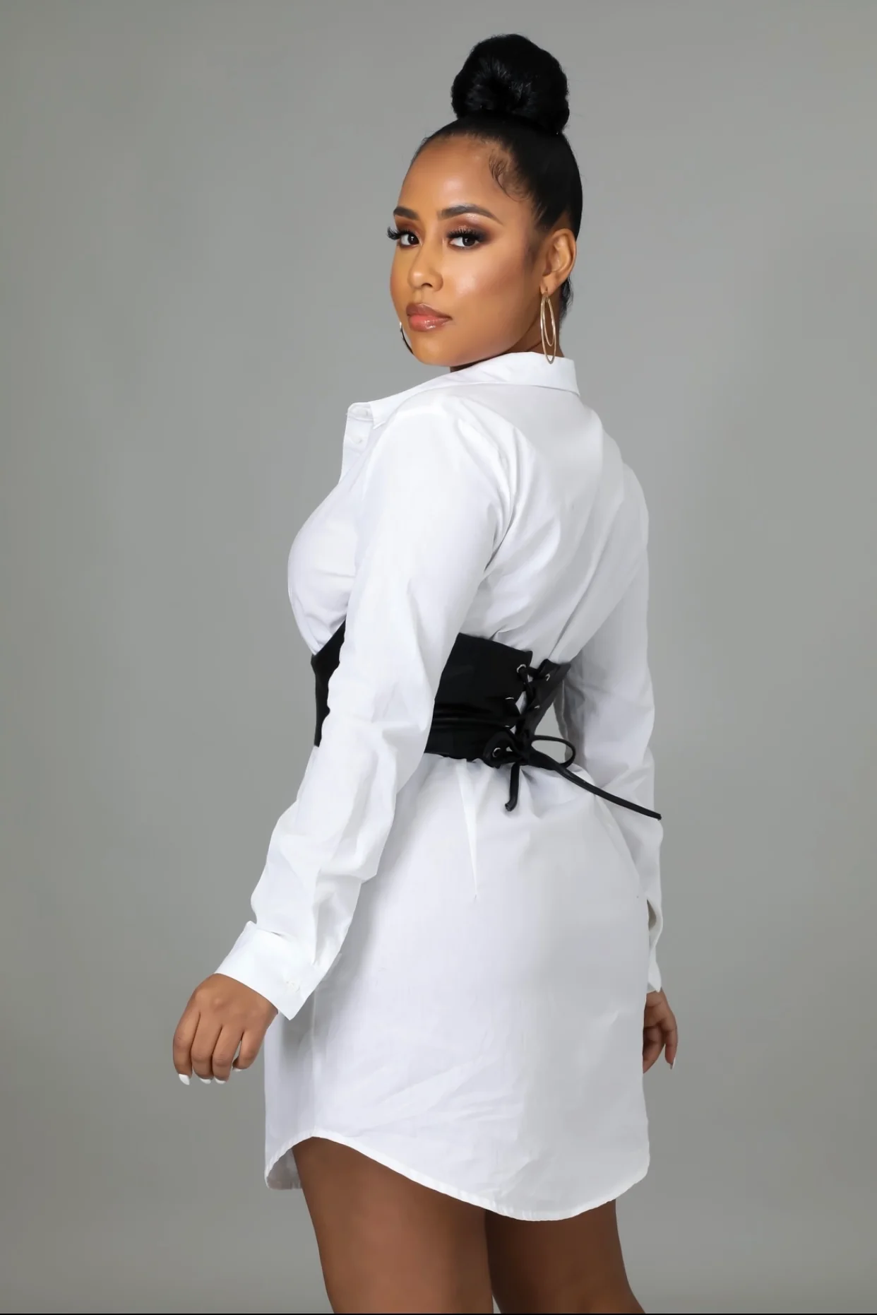 Robe chemise blanche ajustée à la taille avec ceinture – Image 3