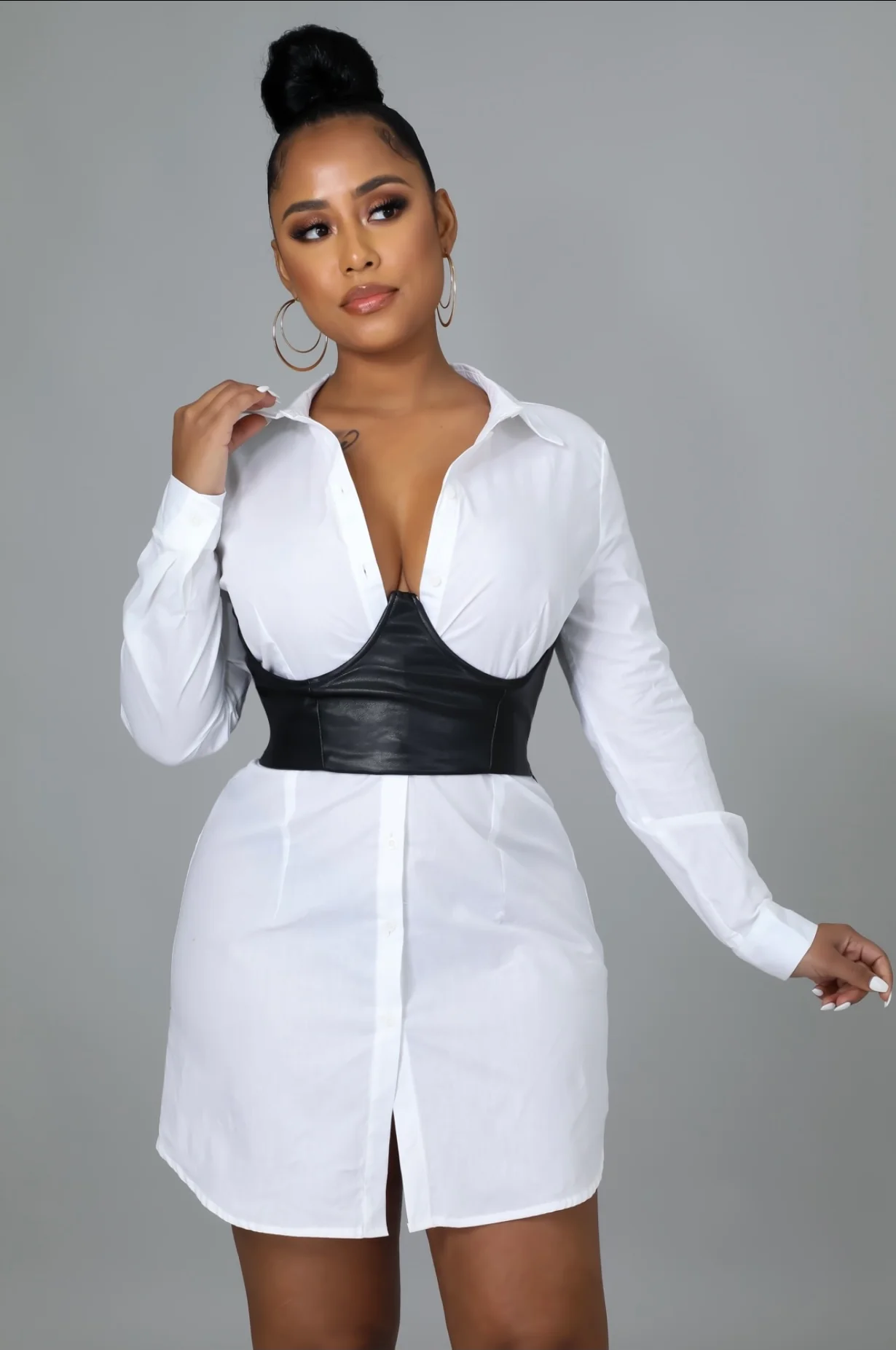 Robe chemise blanche ajustée à la taille avec ceinture – Image 2