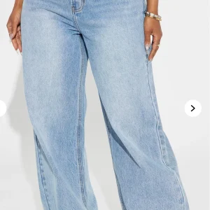 Jean délavé avec ceinture taille