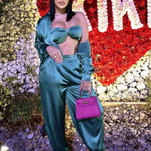 Ensemble 3 pièces en satin vert avec haut tunique bas en revers