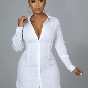 Robe chemise blanche ajustée à la taille avec ceinture