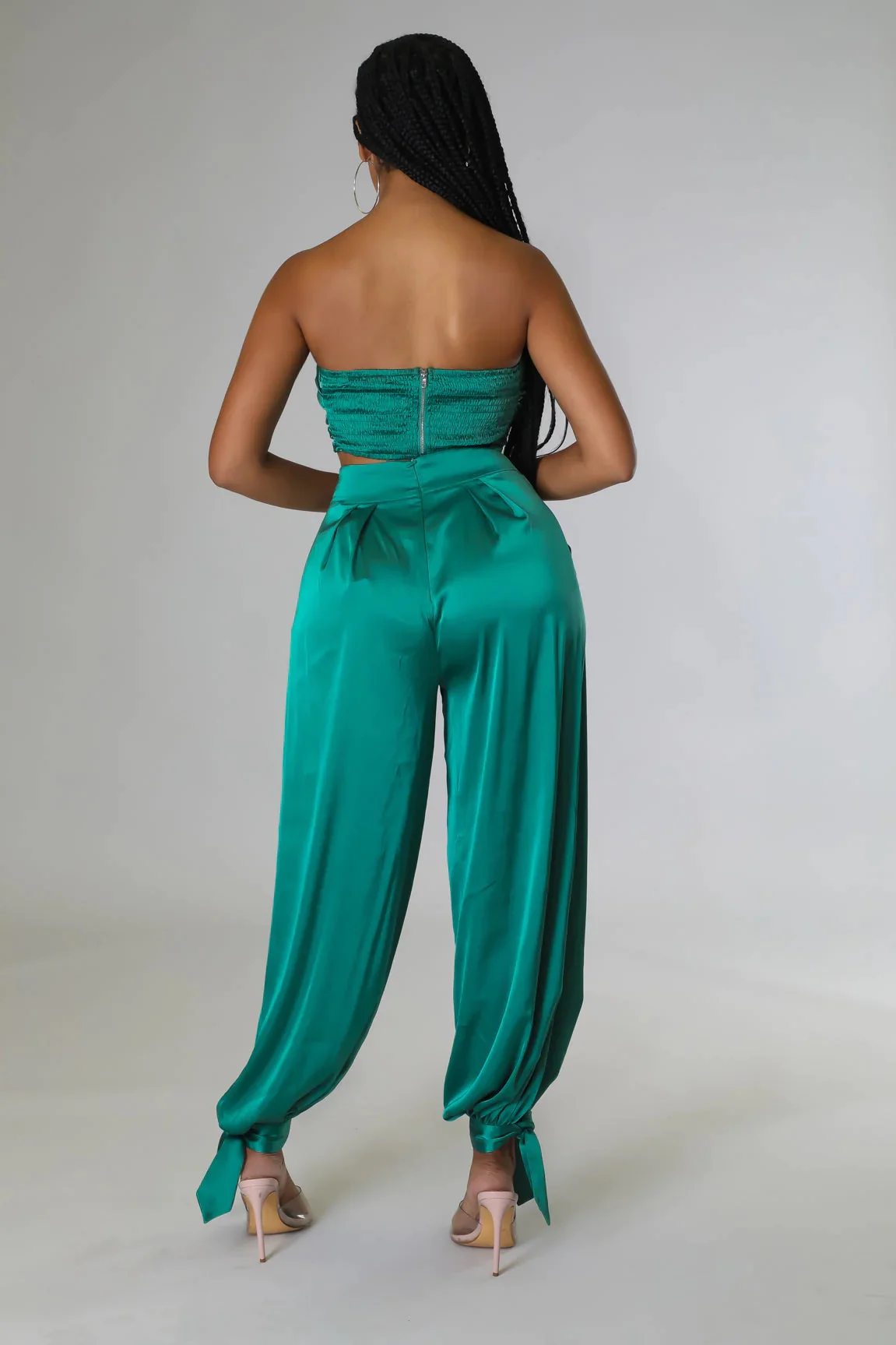 Ensemble 3 pièces en satin vert avec haut tunique bas en revers – Image 2