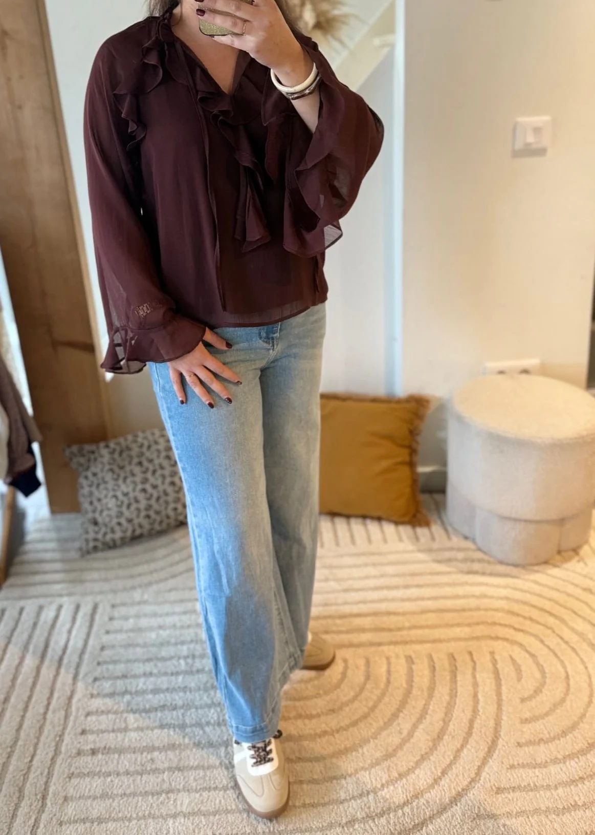 Blouse fluide chocolat à volants – Image 2