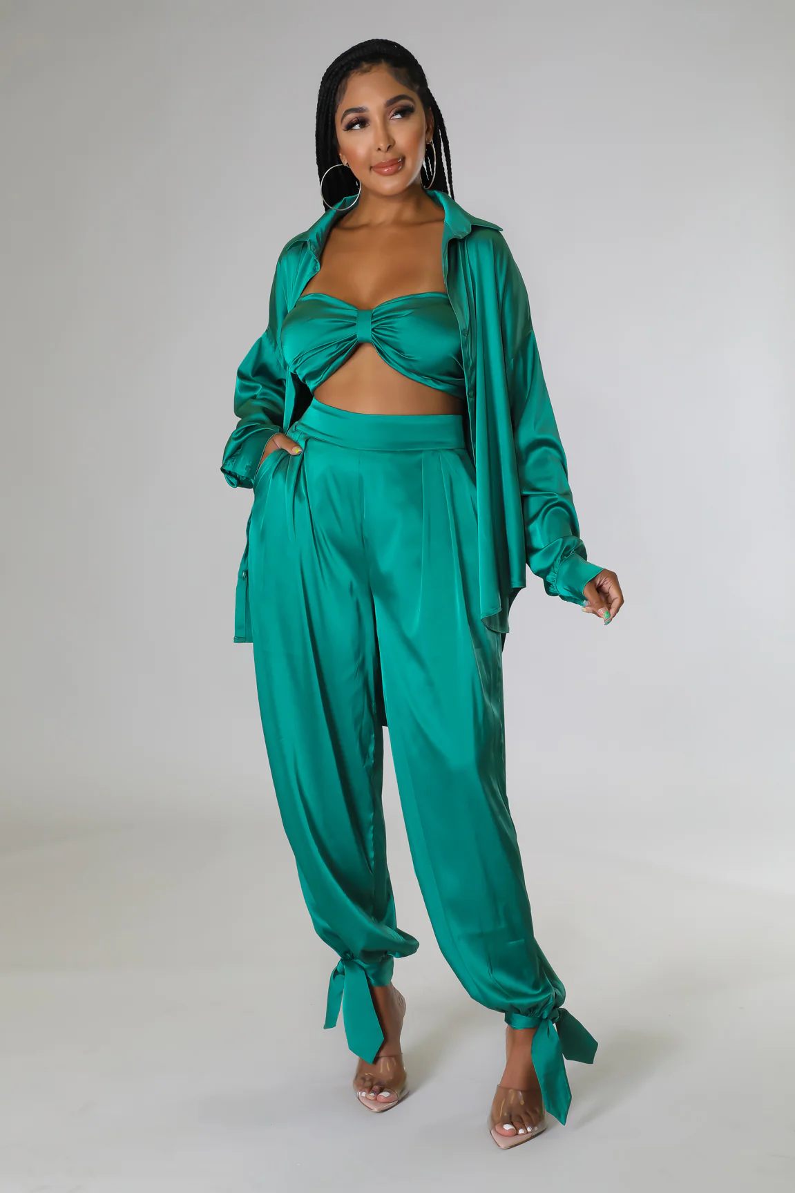 Ensemble 3 pièces en satin vert avec haut tunique bas en revers – Image 4