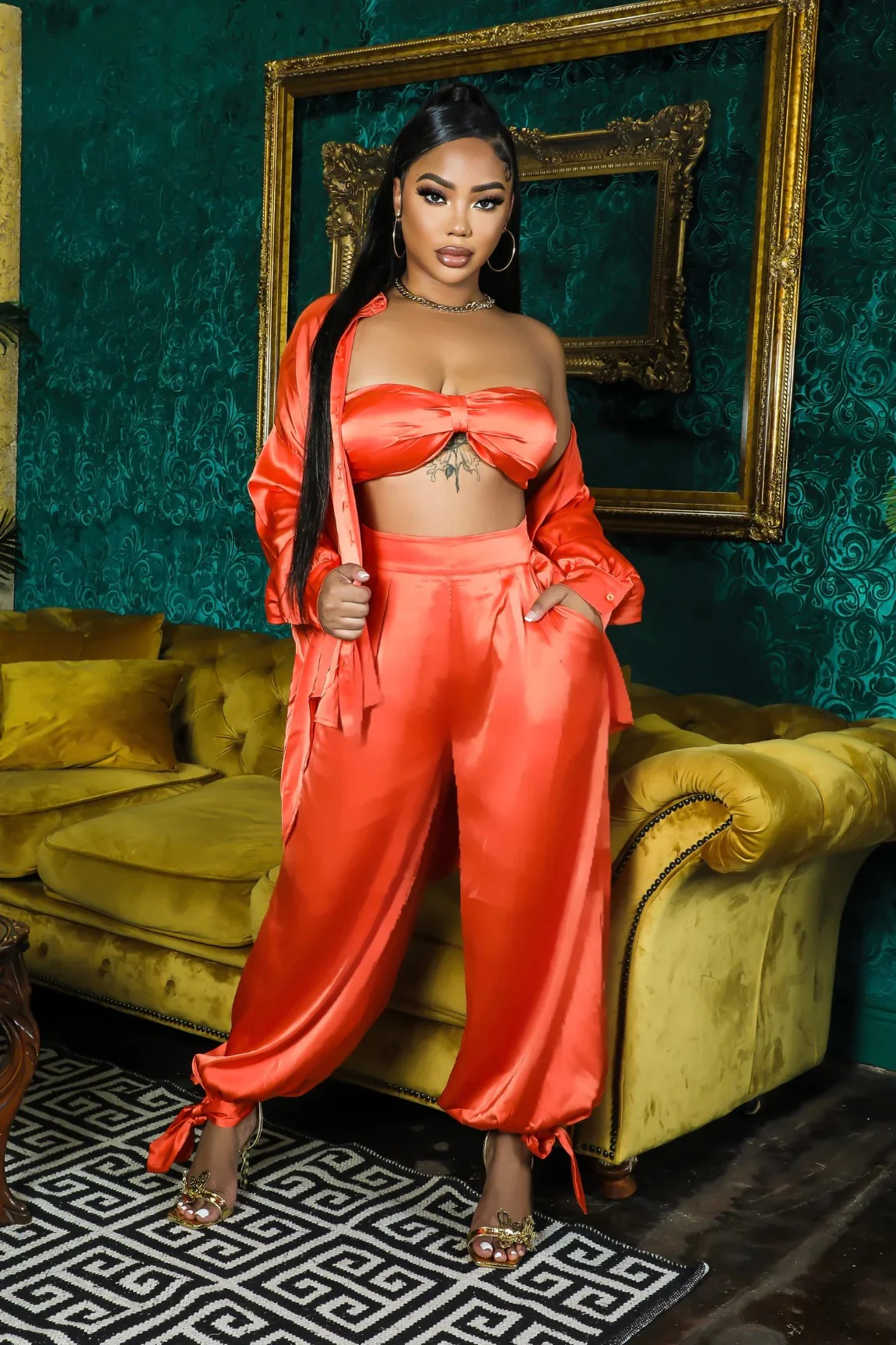 Ensemble 3 pièces en satin vert avec haut tunique bas en revers – Image 3