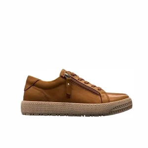 Chaussures lacées en cuir tan.