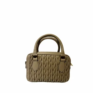 Sac à main/bandoulière en cuir taupe.