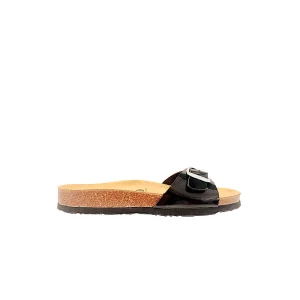 Sandales en cuir verni noir.
