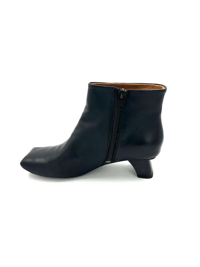 DISPONIBLE EN LIGNE SEULEMENT - L'AMOUR DES PIEDS - WILLOMINA - SOULIERS À TALONS - BLACK SHEEP NAPPA – Image 2