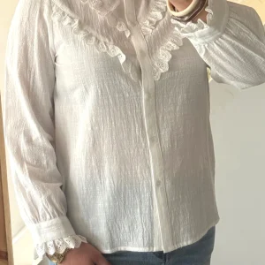 Blouse blanche à dentelle et col volanté