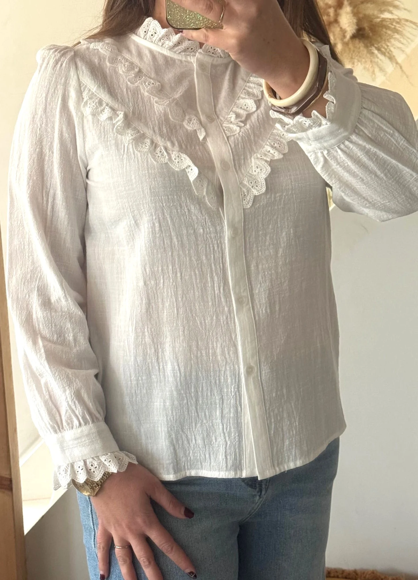 Blouse blanche à dentelle et col volanté