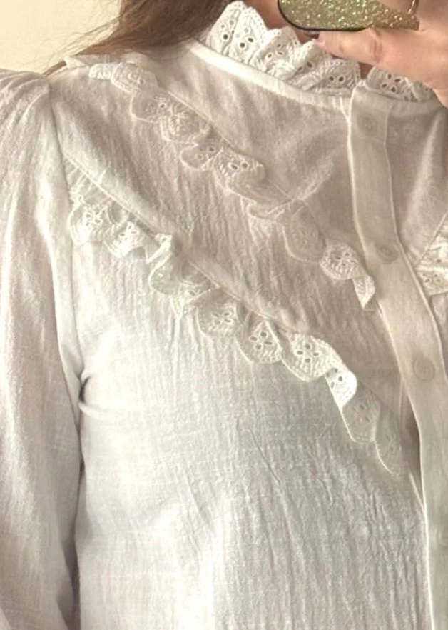 Blouse blanche à dentelle et col volanté – Image 2