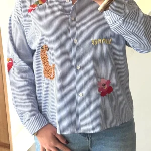 Chemise rayée bleue à broderies