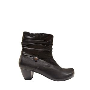Bottes en cuir noir.